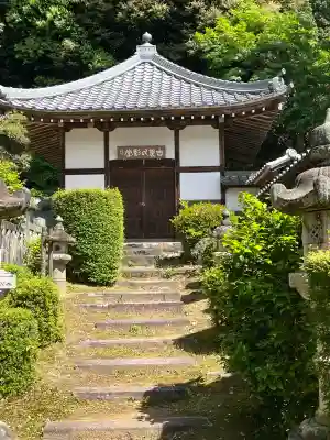 華蔵寺の{uncategorized: "未分類", other: "その他", undefined: "問題あり", building: "その他建物", grave: "お墓", sacred_gate: "鳥居", guardian: "狛犬", statue: "像", buddha: "仏像", history: "歴史", nature: "自然", garden: "庭園", animal: "動物", pagoda: "塔", temizu: "手水舎", mountain_gate: "山門・神門", sanctuary: "本殿・本堂", subordinate: "末社・摂社", art: "芸術", scenery: "景色", jizo: "地蔵", ema: "絵馬", goshuin: "御朱印", omikuji: "おみくじ", items: "授与品その他", amulet: "お守り", goshuincho: "御朱印帳", eats: "食事", festival: "お祭り", votive_dance: "神楽", shichigosan: "七五三参", wedding: "結婚式", experience: "体験その他", initially: "初詣", around: "周辺", anti_infection: "感染症対策"}