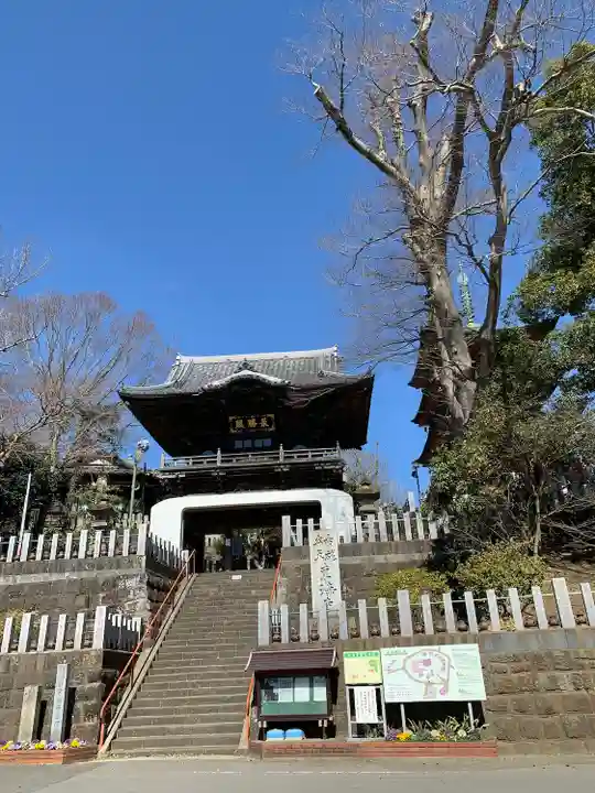 布施弁天 東海寺の山門・神門