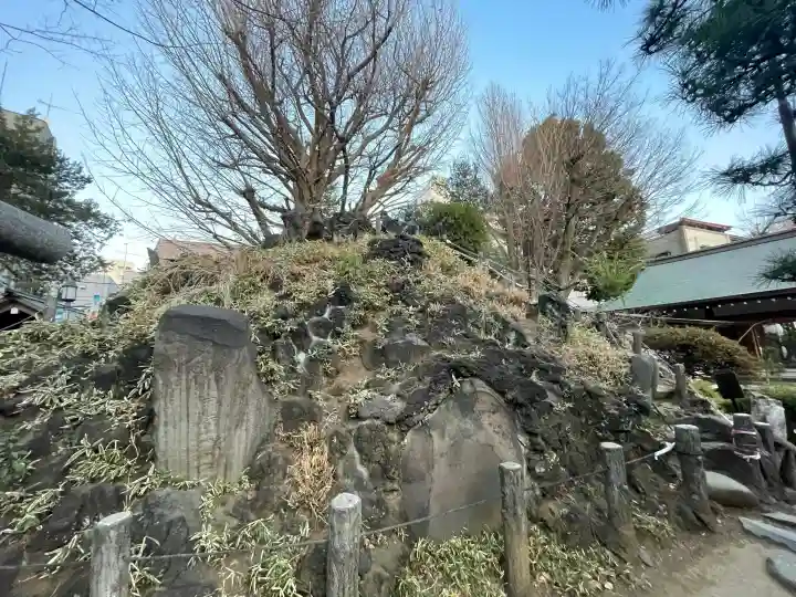 鳩森八幡神社の{uncategorized: "未分類", other: "その他", undefined: "問題あり", building: "その他建物", grave: "お墓", sacred_gate: "鳥居", guardian: "狛犬", statue: "像", buddha: "仏像", history: "歴史", nature: "自然", garden: "庭園", animal: "動物", pagoda: "塔", temizu: "手水舎", mountain_gate: "山門・神門", sanctuary: "本殿・本堂", subordinate: "末社・摂社", art: "芸術", scenery: "景色", jizo: "地蔵", ema: "絵馬", goshuin: "御朱印", omikuji: "おみくじ", items: "授与品その他", amulet: "お守り", goshuincho: "御朱印帳", eats: "食事", festival: "お祭り", votive_dance: "神楽", shichigosan: "七五三参", wedding: "結婚式", experience: "体験その他", initially: "初詣", around: "周辺", anti_infection: "感染症対策"}