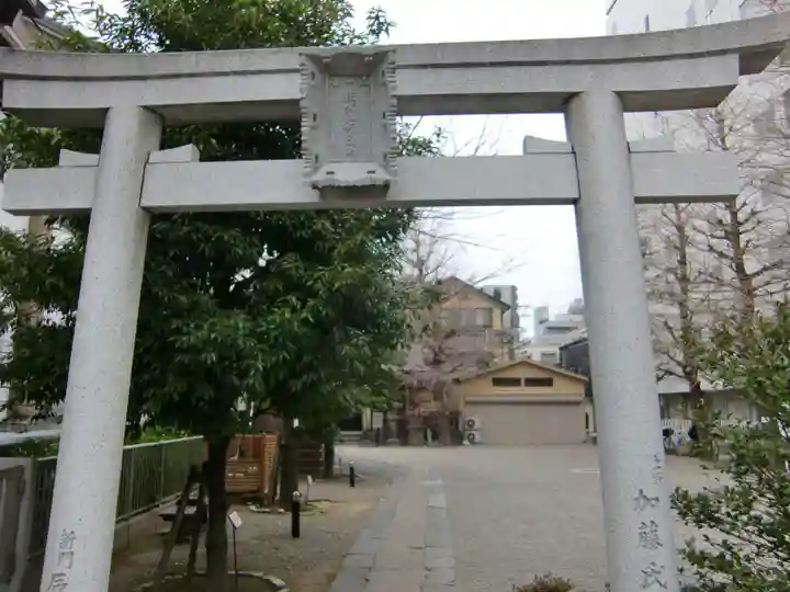 被官稲荷神社の鳥居