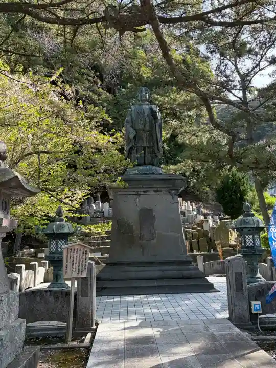 誕生寺の{uncategorized: "未分類", other: "その他", undefined: "問題あり", building: "その他建物", grave: "お墓", sacred_gate: "鳥居", guardian: "狛犬", statue: "像", buddha: "仏像", history: "歴史", nature: "自然", garden: "庭園", animal: "動物", pagoda: "塔", temizu: "手水舎", mountain_gate: "山門・神門", sanctuary: "本殿・本堂", subordinate: "末社・摂社", art: "芸術", scenery: "景色", jizo: "地蔵", ema: "絵馬", goshuin: "御朱印", omikuji: "おみくじ", items: "授与品その他", amulet: "お守り", goshuincho: "御朱印帳", eats: "食事", festival: "お祭り", votive_dance: "神楽", shichigosan: "七五三参", wedding: "結婚式", experience: "体験その他", initially: "初詣", around: "周辺", anti_infection: "感染症対策"}