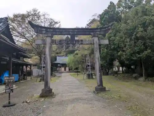 柳廼社の{uncategorized: "未分類", other: "その他", undefined: "問題あり", building: "その他建物", grave: "お墓", sacred_gate: "鳥居", guardian: "狛犬", statue: "像", buddha: "仏像", history: "歴史", nature: "自然", garden: "庭園", animal: "動物", pagoda: "塔", temizu: "手水舎", mountain_gate: "山門・神門", sanctuary: "本殿・本堂", subordinate: "末社・摂社", art: "芸術", scenery: "景色", jizo: "地蔵", ema: "絵馬", goshuin: "御朱印", omikuji: "おみくじ", items: "授与品その他", amulet: "お守り", goshuincho: "御朱印帳", eats: "食事", festival: "お祭り", votive_dance: "神楽", shichigosan: "七五三参", wedding: "結婚式", experience: "体験その他", initially: "初詣", around: "周辺", anti_infection: "感染症対策"}