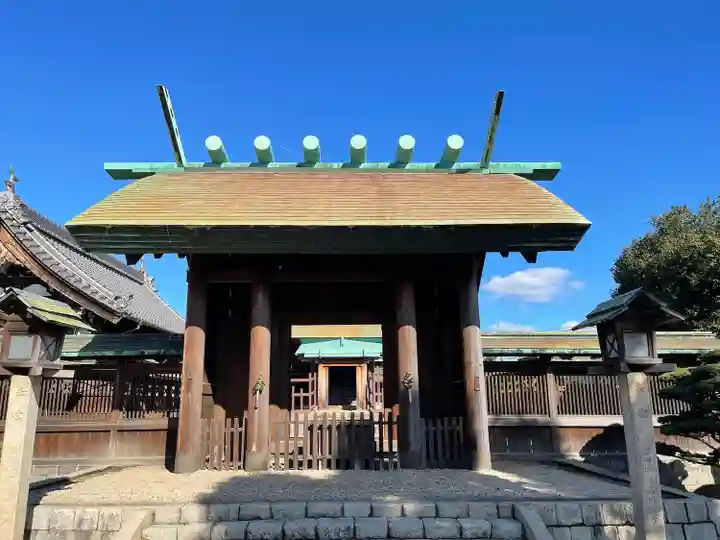 鳥出神社の山門・神門