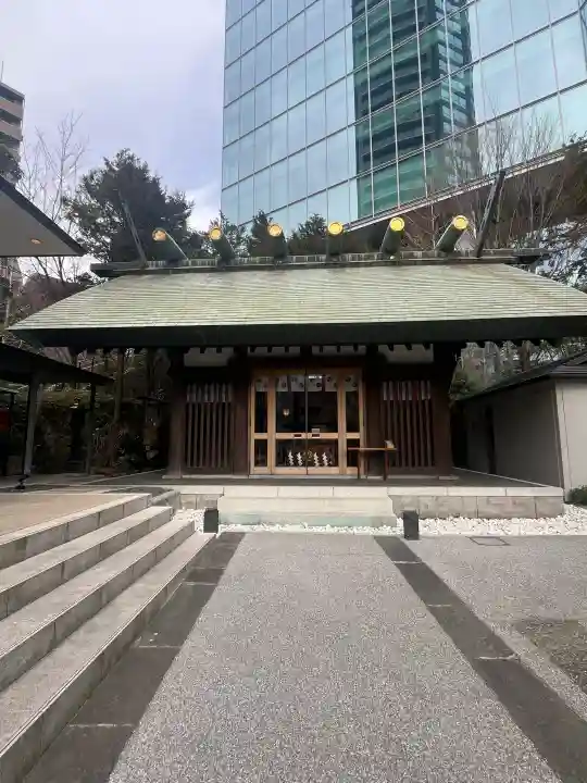 六本木天祖神社の{uncategorized: "未分類", other: "その他", undefined: "問題あり", building: "その他建物", grave: "お墓", sacred_gate: "鳥居", guardian: "狛犬", statue: "像", buddha: "仏像", history: "歴史", nature: "自然", garden: "庭園", animal: "動物", pagoda: "塔", temizu: "手水舎", mountain_gate: "山門・神門", sanctuary: "本殿・本堂", subordinate: "末社・摂社", art: "芸術", scenery: "景色", jizo: "地蔵", ema: "絵馬", goshuin: "御朱印", omikuji: "おみくじ", items: "授与品その他", amulet: "お守り", goshuincho: "御朱印帳", eats: "食事", festival: "お祭り", votive_dance: "神楽", shichigosan: "七五三参", wedding: "結婚式", experience: "体験その他", initially: "初詣", around: "周辺", anti_infection: "感染症対策"}