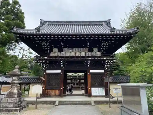 梅宮大社の山門・神門