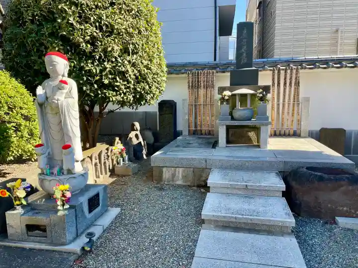 法雲寺の{uncategorized: "未分類", other: "その他", undefined: "問題あり", building: "その他建物", grave: "お墓", sacred_gate: "鳥居", guardian: "狛犬", statue: "像", buddha: "仏像", history: "歴史", nature: "自然", garden: "庭園", animal: "動物", pagoda: "塔", temizu: "手水舎", mountain_gate: "山門・神門", sanctuary: "本殿・本堂", subordinate: "末社・摂社", art: "芸術", scenery: "景色", jizo: "地蔵", ema: "絵馬", goshuin: "御朱印", omikuji: "おみくじ", items: "授与品その他", amulet: "お守り", goshuincho: "御朱印帳", eats: "食事", festival: "お祭り", votive_dance: "神楽", shichigosan: "七五三参", wedding: "結婚式", experience: "体験その他", initially: "初詣", around: "周辺", anti_infection: "感染症対策"}
