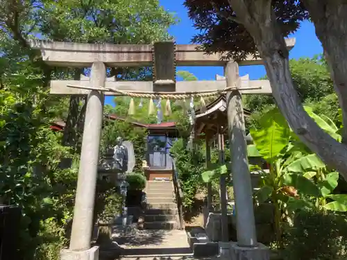 横浜御嶽神社の鳥居