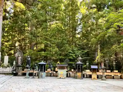 高野山金剛峯寺奥の院の{uncategorized: "未分類", other: "その他", undefined: "問題あり", building: "その他建物", grave: "お墓", sacred_gate: "鳥居", guardian: "狛犬", statue: "像", buddha: "仏像", history: "歴史", nature: "自然", garden: "庭園", animal: "動物", pagoda: "塔", temizu: "手水舎", mountain_gate: "山門・神門", sanctuary: "本殿・本堂", subordinate: "末社・摂社", art: "芸術", scenery: "景色", jizo: "地蔵", ema: "絵馬", goshuin: "御朱印", omikuji: "おみくじ", items: "授与品その他", amulet: "お守り", goshuincho: "御朱印帳", eats: "食事", festival: "お祭り", votive_dance: "神楽", shichigosan: "七五三参", wedding: "結婚式", experience: "体験その他", initially: "初詣", around: "周辺", anti_infection: "感染症対策"}
