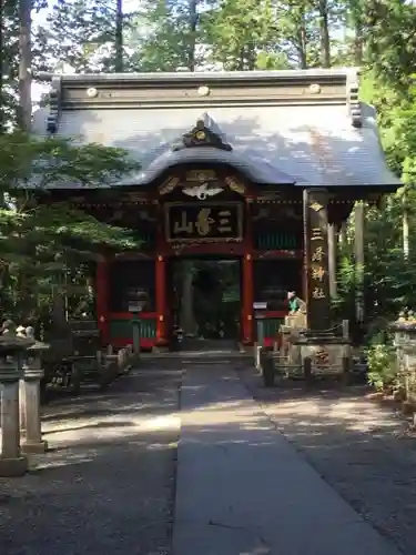 三峯神社の山門