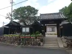 信教寺の山門