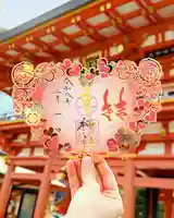 切り絵御朱印【結】
この御朱印は、日本古来の文様で魔除けの意味を持つ猪目(ハートの形)と硬い絆や運気向上を示す梅結びを重ね合わせながらデザインしたものです。たくさんの出会いがある春の初めのこの季節に、たくさんのご縁が結ばれることをイメージして、切り絵で表現いたしました。
縁結びの神である生田の大神のご神徳をお受けになり、幾重にも重なる良きご縁が結ばれますことをお祈りいたします。
※ご祭神「稚日女尊」は機殿(はたどの)で神服を織られる神様で、糸を合わせながら布を織り成すように、人と人との縁を結んで下さいます。
約A5サイズ(210mm✖️148mm)相当です。
授与期間:令和8年2月1日〜2月28日
※状況により無くなる場合もございます。
初穂料:1,000円
https://ikutajinja.official.ec/items/133942249