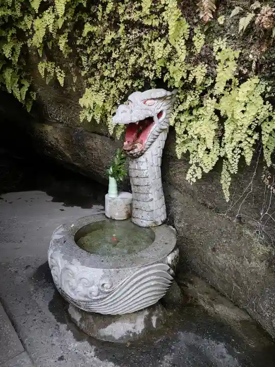 銭洗弁財天宇賀福神社の{uncategorized: "未分類", other: "その他", undefined: "問題あり", building: "その他建物", grave: "お墓", sacred_gate: "鳥居", guardian: "狛犬", statue: "像", buddha: "仏像", history: "歴史", nature: "自然", garden: "庭園", animal: "動物", pagoda: "塔", temizu: "手水舎", mountain_gate: "山門・神門", sanctuary: "本殿・本堂", subordinate: "末社・摂社", art: "芸術", scenery: "景色", jizo: "地蔵", ema: "絵馬", goshuin: "御朱印", omikuji: "おみくじ", items: "授与品その他", amulet: "お守り", goshuincho: "御朱印帳", eats: "食事", festival: "お祭り", votive_dance: "神楽", shichigosan: "七五三参", wedding: "結婚式", experience: "体験その他", initially: "初詣", around: "周辺", anti_infection: "感染症対策"}