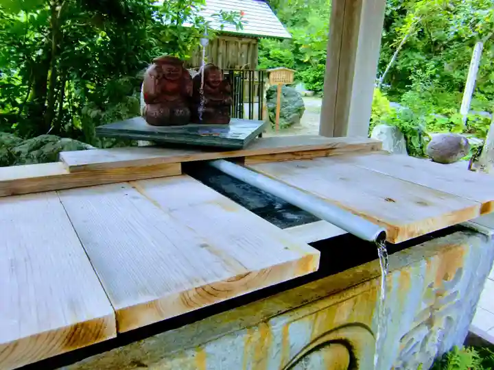 天津神明宮の手水舎