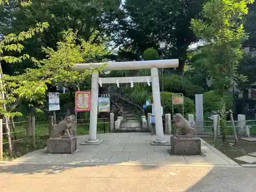 鳩森八幡神社の鳥居