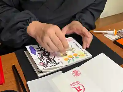 とんぼを押している様子