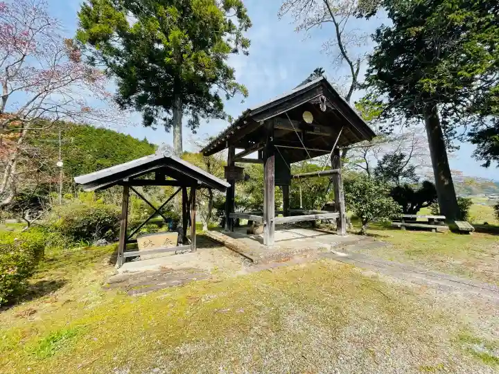 伊勢廻寺の{uncategorized: "未分類", other: "その他", undefined: "問題あり", building: "その他建物", grave: "お墓", sacred_gate: "鳥居", guardian: "狛犬", statue: "像", buddha: "仏像", history: "歴史", nature: "自然", garden: "庭園", animal: "動物", pagoda: "塔", temizu: "手水舎", mountain_gate: "山門・神門", sanctuary: "本殿・本堂", subordinate: "末社・摂社", art: "芸術", scenery: "景色", jizo: "地蔵", ema: "絵馬", goshuin: "御朱印", omikuji: "おみくじ", items: "授与品その他", amulet: "お守り", goshuincho: "御朱印帳", eats: "食事", festival: "お祭り", votive_dance: "神楽", shichigosan: "七五三参", wedding: "結婚式", experience: "体験その他", initially: "初詣", around: "周辺", anti_infection: "感染症対策"}