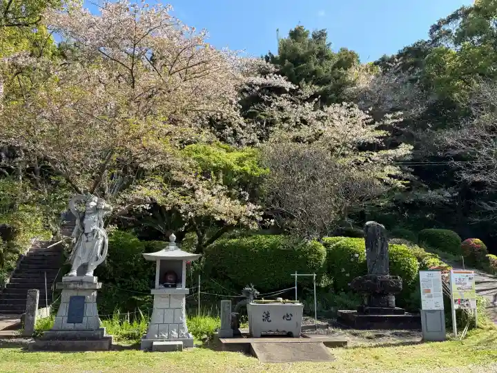 誓願寺の{uncategorized: "未分類", other: "その他", undefined: "問題あり", building: "その他建物", grave: "お墓", sacred_gate: "鳥居", guardian: "狛犬", statue: "像", buddha: "仏像", history: "歴史", nature: "自然", garden: "庭園", animal: "動物", pagoda: "塔", temizu: "手水舎", mountain_gate: "山門・神門", sanctuary: "本殿・本堂", subordinate: "末社・摂社", art: "芸術", scenery: "景色", jizo: "地蔵", ema: "絵馬", goshuin: "御朱印", omikuji: "おみくじ", items: "授与品その他", amulet: "お守り", goshuincho: "御朱印帳", eats: "食事", festival: "お祭り", votive_dance: "神楽", shichigosan: "七五三参", wedding: "結婚式", experience: "体験その他", initially: "初詣", around: "周辺", anti_infection: "感染症対策"}