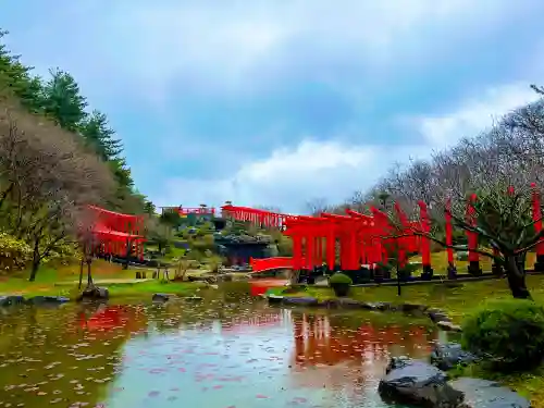 高山稲荷神社の{uncategorized: "未分類", other: "その他", undefined: "問題あり", building: "その他建物", grave: "お墓", sacred_gate: "鳥居", guardian: "狛犬", statue: "像", buddha: "仏像", history: "歴史", nature: "自然", garden: "庭園", animal: "動物", pagoda: "塔", temizu: "手水舎", mountain_gate: "山門・神門", sanctuary: "本殿・本堂", subordinate: "末社・摂社", art: "芸術", scenery: "景色", jizo: "地蔵", ema: "絵馬", goshuin: "御朱印", omikuji: "おみくじ", items: "授与品その他", amulet: "お守り", goshuincho: "御朱印帳", eats: "食事", festival: "お祭り", votive_dance: "神楽", shichigosan: "七五三参", wedding: "結婚式", experience: "体験その他", initially: "初詣", around: "周辺", anti_infection: "感染症対策"}