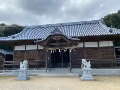 伊勢久留麻神社の{uncategorized: "未分類", other: "その他", undefined: "問題あり", building: "その他建物", grave: "お墓", sacred_gate: "鳥居", guardian: "狛犬", statue: "像", buddha: "仏像", history: "歴史", nature: "自然", garden: "庭園", animal: "動物", pagoda: "塔", temizu: "手水舎", mountain_gate: "山門・神門", sanctuary: "本殿・本堂", subordinate: "末社・摂社", art: "芸術", scenery: "景色", jizo: "地蔵", ema: "絵馬", goshuin: "御朱印", omikuji: "おみくじ", items: "授与品その他", amulet: "お守り", goshuincho: "御朱印帳", eats: "食事", festival: "お祭り", votive_dance: "神楽", shichigosan: "七五三参", wedding: "結婚式", experience: "体験その他", initially: "初詣", around: "周辺", anti_infection: "感染症対策"}