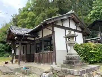 椿井春日神社の{uncategorized: "未分類", other: "その他", undefined: "問題あり", building: "その他建物", grave: "お墓", sacred_gate: "鳥居", guardian: "狛犬", statue: "像", buddha: "仏像", history: "歴史", nature: "自然", garden: "庭園", animal: "動物", pagoda: "塔", temizu: "手水舎", mountain_gate: "山門・神門", sanctuary: "本殿・本堂", subordinate: "末社・摂社", art: "芸術", scenery: "景色", jizo: "地蔵", ema: "絵馬", goshuin: "御朱印", omikuji: "おみくじ", items: "授与品その他", amulet: "お守り", goshuincho: "御朱印帳", eats: "食事", festival: "お祭り", votive_dance: "神楽", shichigosan: "七五三参", wedding: "結婚式", experience: "体験その他", initially: "初詣", around: "周辺", anti_infection: "感染症対策"}