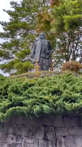 春日山神社の像