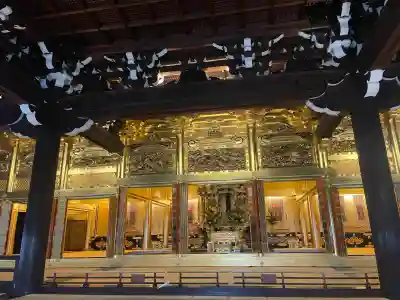 東本願寺（真宗本廟）の{uncategorized: "未分類", other: "その他", undefined: "問題あり", building: "その他建物", grave: "お墓", sacred_gate: "鳥居", guardian: "狛犬", statue: "像", buddha: "仏像", history: "歴史", nature: "自然", garden: "庭園", animal: "動物", pagoda: "塔", temizu: "手水舎", mountain_gate: "山門・神門", sanctuary: "本殿・本堂", subordinate: "末社・摂社", art: "芸術", scenery: "景色", jizo: "地蔵", ema: "絵馬", goshuin: "御朱印", omikuji: "おみくじ", items: "授与品その他", amulet: "お守り", goshuincho: "御朱印帳", eats: "食事", festival: "お祭り", votive_dance: "神楽", shichigosan: "七五三参", wedding: "結婚式", experience: "体験その他", initially: "初詣", around: "周辺", anti_infection: "感染症対策"}