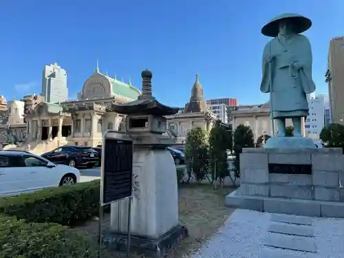 築地本願寺（本願寺築地別院）の像