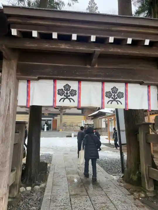 諏訪大社の{uncategorized: "未分類", other: "その他", undefined: "問題あり", building: "その他建物", grave: "お墓", sacred_gate: "鳥居", guardian: "狛犬", statue: "像", buddha: "仏像", history: "歴史", nature: "自然", garden: "庭園", animal: "動物", pagoda: "塔", temizu: "手水舎", mountain_gate: "山門・神門", sanctuary: "本殿・本堂", subordinate: "末社・摂社", art: "芸術", scenery: "景色", jizo: "地蔵", ema: "絵馬", goshuin: "御朱印", omikuji: "おみくじ", items: "授与品その他", amulet: "お守り", goshuincho: "御朱印帳", eats: "食事", festival: "お祭り", votive_dance: "神楽", shichigosan: "七五三参", wedding: "結婚式", experience: "体験その他", initially: "初詣", around: "周辺", anti_infection: "感染症対策"}