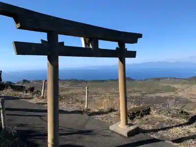 三原神社下社の{uncategorized: "未分類", other: "その他", undefined: "問題あり", building: "その他建物", grave: "お墓", sacred_gate: "鳥居", guardian: "狛犬", statue: "像", buddha: "仏像", history: "歴史", nature: "自然", garden: "庭園", animal: "動物", pagoda: "塔", temizu: "手水舎", mountain_gate: "山門・神門", sanctuary: "本殿・本堂", subordinate: "末社・摂社", art: "芸術", scenery: "景色", jizo: "地蔵", ema: "絵馬", goshuin: "御朱印", omikuji: "おみくじ", items: "授与品その他", amulet: "お守り", goshuincho: "御朱印帳", eats: "食事", festival: "お祭り", votive_dance: "神楽", shichigosan: "七五三参", wedding: "結婚式", experience: "体験その他", initially: "初詣", around: "周辺", anti_infection: "感染症対策"}