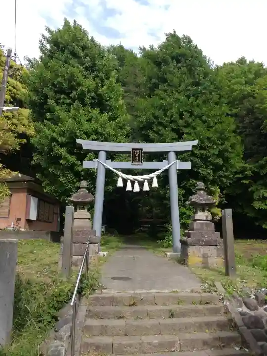 諏訪神社の{uncategorized: "未分類", other: "その他", undefined: "問題あり", building: "その他建物", grave: "お墓", sacred_gate: "鳥居", guardian: "狛犬", statue: "像", buddha: "仏像", history: "歴史", nature: "自然", garden: "庭園", animal: "動物", pagoda: "塔", temizu: "手水舎", mountain_gate: "山門・神門", sanctuary: "本殿・本堂", subordinate: "末社・摂社", art: "芸術", scenery: "景色", jizo: "地蔵", ema: "絵馬", goshuin: "御朱印", omikuji: "おみくじ", items: "授与品その他", amulet: "お守り", goshuincho: "御朱印帳", eats: "食事", festival: "お祭り", votive_dance: "神楽", shichigosan: "七五三参", wedding: "結婚式", experience: "体験その他", initially: "初詣", around: "周辺", anti_infection: "感染症対策"}
