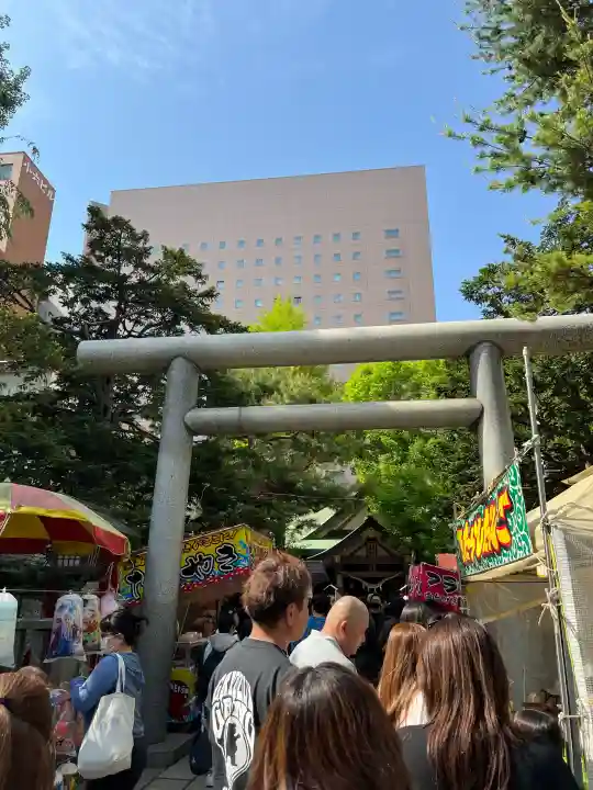 三吉神社の{uncategorized: "未分類", other: "その他", undefined: "問題あり", building: "その他建物", grave: "お墓", sacred_gate: "鳥居", guardian: "狛犬", statue: "像", buddha: "仏像", history: "歴史", nature: "自然", garden: "庭園", animal: "動物", pagoda: "塔", temizu: "手水舎", mountain_gate: "山門・神門", sanctuary: "本殿・本堂", subordinate: "末社・摂社", art: "芸術", scenery: "景色", jizo: "地蔵", ema: "絵馬", goshuin: "御朱印", omikuji: "おみくじ", items: "授与品その他", amulet: "お守り", goshuincho: "御朱印帳", eats: "食事", festival: "お祭り", votive_dance: "神楽", shichigosan: "七五三参", wedding: "結婚式", experience: "体験その他", initially: "初詣", around: "周辺", anti_infection: "感染症対策"}