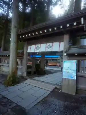 諏訪大社の山門・神門