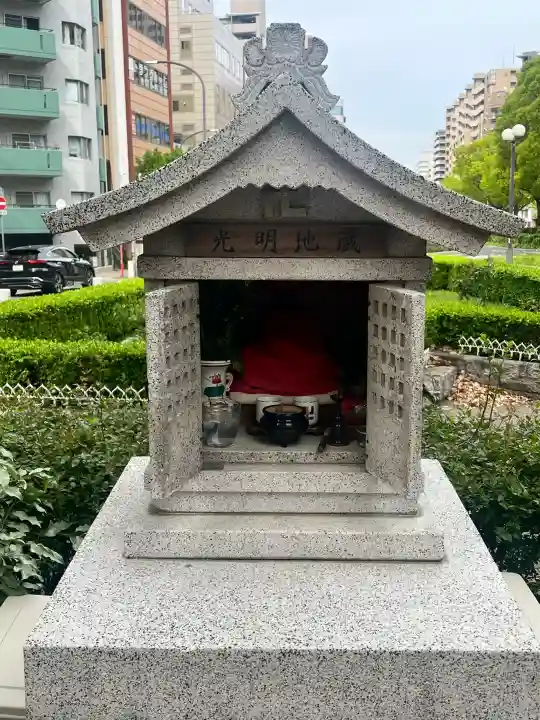 光明地蔵の{uncategorized: "未分類", other: "その他", undefined: "問題あり", building: "その他建物", grave: "お墓", sacred_gate: "鳥居", guardian: "狛犬", statue: "像", buddha: "仏像", history: "歴史", nature: "自然", garden: "庭園", animal: "動物", pagoda: "塔", temizu: "手水舎", mountain_gate: "山門・神門", sanctuary: "本殿・本堂", subordinate: "末社・摂社", art: "芸術", scenery: "景色", jizo: "地蔵", ema: "絵馬", goshuin: "御朱印", omikuji: "おみくじ", items: "授与品その他", amulet: "お守り", goshuincho: "御朱印帳", eats: "食事", festival: "お祭り", votive_dance: "神楽", shichigosan: "七五三参", wedding: "結婚式", experience: "体験その他", initially: "初詣", around: "周辺", anti_infection: "感染症対策"}
