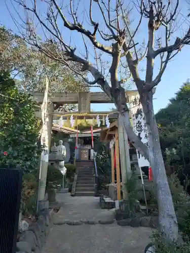 横浜御嶽神社の鳥居