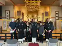吉祥院檀信徒と山田三兄弟（左が照道、中が弟、右が兄）