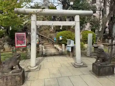 鳩森八幡神社の{uncategorized: "未分類", other: "その他", undefined: "問題あり", building: "その他建物", grave: "お墓", sacred_gate: "鳥居", guardian: "狛犬", statue: "像", buddha: "仏像", history: "歴史", nature: "自然", garden: "庭園", animal: "動物", pagoda: "塔", temizu: "手水舎", mountain_gate: "山門・神門", sanctuary: "本殿・本堂", subordinate: "末社・摂社", art: "芸術", scenery: "景色", jizo: "地蔵", ema: "絵馬", goshuin: "御朱印", omikuji: "おみくじ", items: "授与品その他", amulet: "お守り", goshuincho: "御朱印帳", eats: "食事", festival: "お祭り", votive_dance: "神楽", shichigosan: "七五三参", wedding: "結婚式", experience: "体験その他", initially: "初詣", around: "周辺", anti_infection: "感染症対策"}