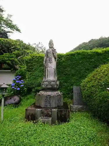 泰翁寺の像