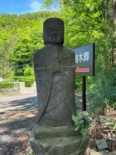 浄光寺の{uncategorized: "未分類", other: "その他", undefined: "問題あり", building: "その他建物", grave: "お墓", sacred_gate: "鳥居", guardian: "狛犬", statue: "像", buddha: "仏像", history: "歴史", nature: "自然", garden: "庭園", animal: "動物", pagoda: "塔", temizu: "手水舎", mountain_gate: "山門・神門", sanctuary: "本殿・本堂", subordinate: "末社・摂社", art: "芸術", scenery: "景色", jizo: "地蔵", ema: "絵馬", goshuin: "御朱印", omikuji: "おみくじ", items: "授与品その他", amulet: "お守り", goshuincho: "御朱印帳", eats: "食事", festival: "お祭り", votive_dance: "神楽", shichigosan: "七五三参", wedding: "結婚式", experience: "体験その他", initially: "初詣", around: "周辺", anti_infection: "感染症対策"}