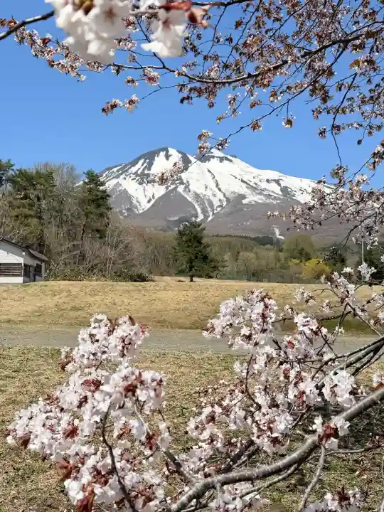 岩木山神社の{uncategorized: "未分類", other: "その他", undefined: "問題あり", building: "その他建物", grave: "お墓", sacred_gate: "鳥居", guardian: "狛犬", statue: "像", buddha: "仏像", history: "歴史", nature: "自然", garden: "庭園", animal: "動物", pagoda: "塔", temizu: "手水舎", mountain_gate: "山門・神門", sanctuary: "本殿・本堂", subordinate: "末社・摂社", art: "芸術", scenery: "景色", jizo: "地蔵", ema: "絵馬", goshuin: "御朱印", omikuji: "おみくじ", items: "授与品その他", amulet: "お守り", goshuincho: "御朱印帳", eats: "食事", festival: "お祭り", votive_dance: "神楽", shichigosan: "七五三参", wedding: "結婚式", experience: "体験その他", initially: "初詣", around: "周辺", anti_infection: "感染症対策"}