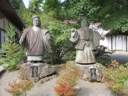 冨士御室浅間神社の像