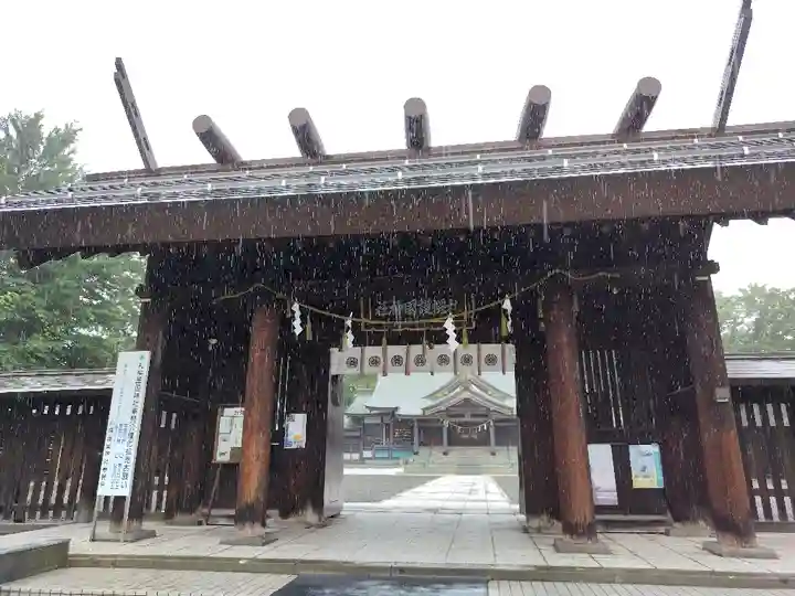 札幌護國神社の山門・神門