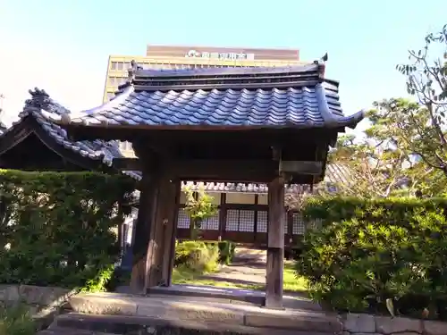 東泉寺の山門