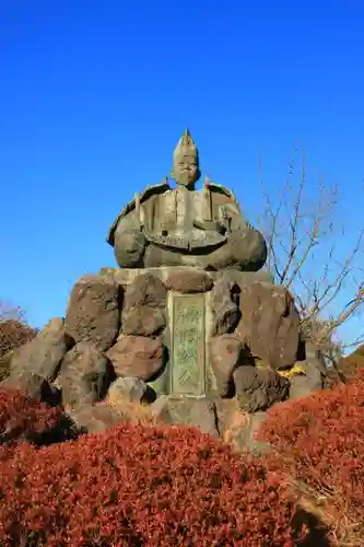 葛原岡神社の像