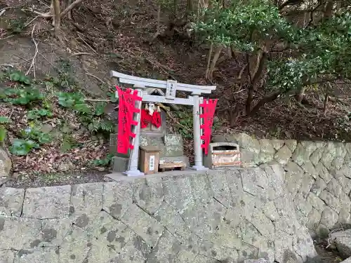 三社神社の{uncategorized: "未分類", other: "その他", undefined: "問題あり", building: "その他建物", grave: "お墓", sacred_gate: "鳥居", guardian: "狛犬", statue: "像", buddha: "仏像", history: "歴史", nature: "自然", garden: "庭園", animal: "動物", pagoda: "塔", temizu: "手水舎", mountain_gate: "山門・神門", sanctuary: "本殿・本堂", subordinate: "末社・摂社", art: "芸術", scenery: "景色", jizo: "地蔵", ema: "絵馬", goshuin: "御朱印", omikuji: "おみくじ", items: "授与品その他", amulet: "お守り", goshuincho: "御朱印帳", eats: "食事", festival: "お祭り", votive_dance: "神楽", shichigosan: "七五三参", wedding: "結婚式", experience: "体験その他", initially: "初詣", around: "周辺", anti_infection: "感染症対策"}