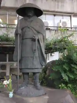 東本願寺の像