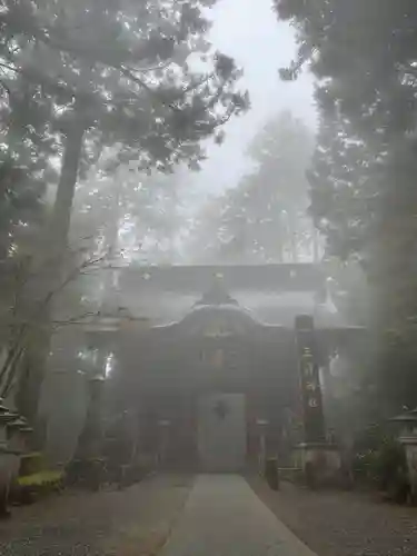 三峯神社の山門