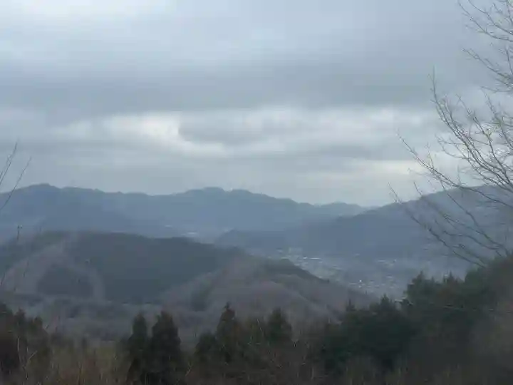 宝登山神社奥宮の{uncategorized: "未分類", other: "その他", undefined: "問題あり", building: "その他建物", grave: "お墓", sacred_gate: "鳥居", guardian: "狛犬", statue: "像", buddha: "仏像", history: "歴史", nature: "自然", garden: "庭園", animal: "動物", pagoda: "塔", temizu: "手水舎", mountain_gate: "山門・神門", sanctuary: "本殿・本堂", subordinate: "末社・摂社", art: "芸術", scenery: "景色", jizo: "地蔵", ema: "絵馬", goshuin: "御朱印", omikuji: "おみくじ", items: "授与品その他", amulet: "お守り", goshuincho: "御朱印帳", eats: "食事", festival: "お祭り", votive_dance: "神楽", shichigosan: "七五三参", wedding: "結婚式", experience: "体験その他", initially: "初詣", around: "周辺", anti_infection: "感染症対策"}