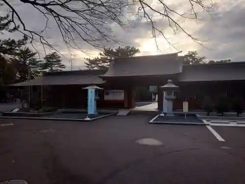 氣比神宮の山門・神門