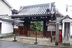 蓮光寺の山門