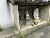 霊泉寺の{uncategorized: "未分類", other: "その他", undefined: "問題あり", building: "その他建物", grave: "お墓", sacred_gate: "鳥居", guardian: "狛犬", statue: "像", buddha: "仏像", history: "歴史", nature: "自然", garden: "庭園", animal: "動物", pagoda: "塔", temizu: "手水舎", mountain_gate: "山門・神門", sanctuary: "本殿・本堂", subordinate: "末社・摂社", art: "芸術", scenery: "景色", jizo: "地蔵", ema: "絵馬", goshuin: "御朱印", omikuji: "おみくじ", items: "授与品その他", amulet: "お守り", goshuincho: "御朱印帳", eats: "食事", festival: "お祭り", votive_dance: "神楽", shichigosan: "七五三参", wedding: "結婚式", experience: "体験その他", initially: "初詣", around: "周辺", anti_infection: "感染症対策"}